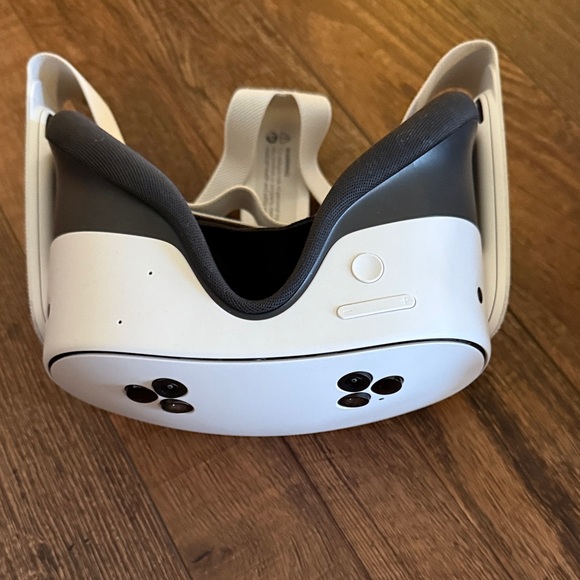 Meta 3 VR Headset with Controllers, charger & hard carrying case. - Picture 5 of 8